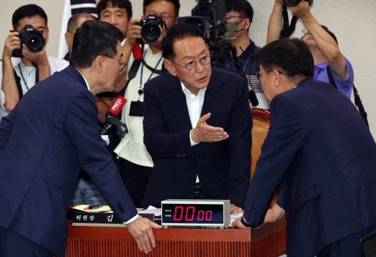 지난 7월17일 국회 법제사법위원회에서 김도읍(가운데) 위원장이 여야 간사인 정점식 국민의힘 의원, 소병철 더불어민주당 의원과 대화하고 있다.<연합뉴스>